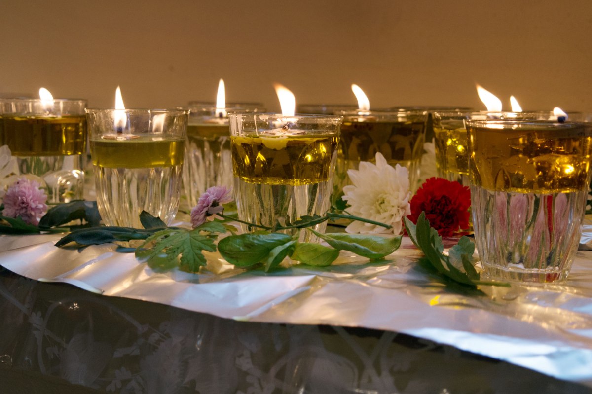 Preparing for Yom Kippur in Ioannina synagogue