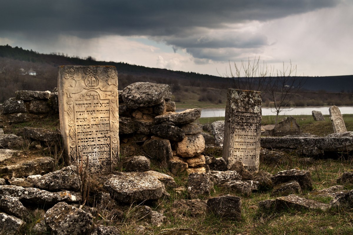 Vadul-Raşcov Jewish cemetery in March 2016