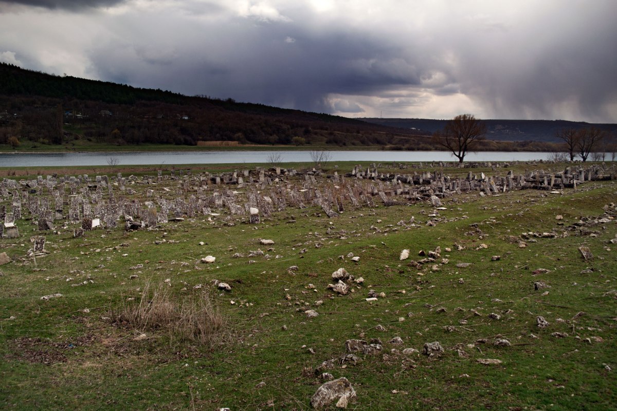 Vadul-Raşcov Jewish cemetery in March 2016