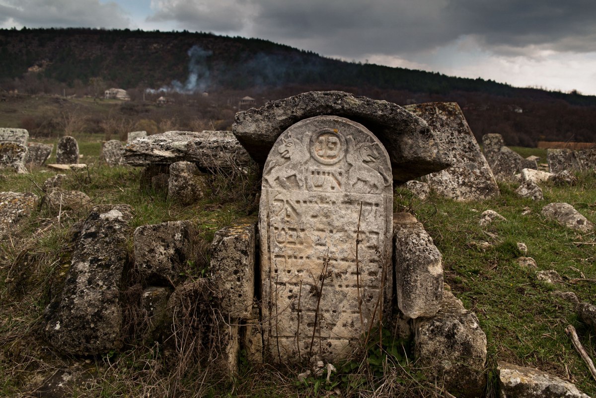 Vadul-Raşcov Jewish cemetery in March 2016