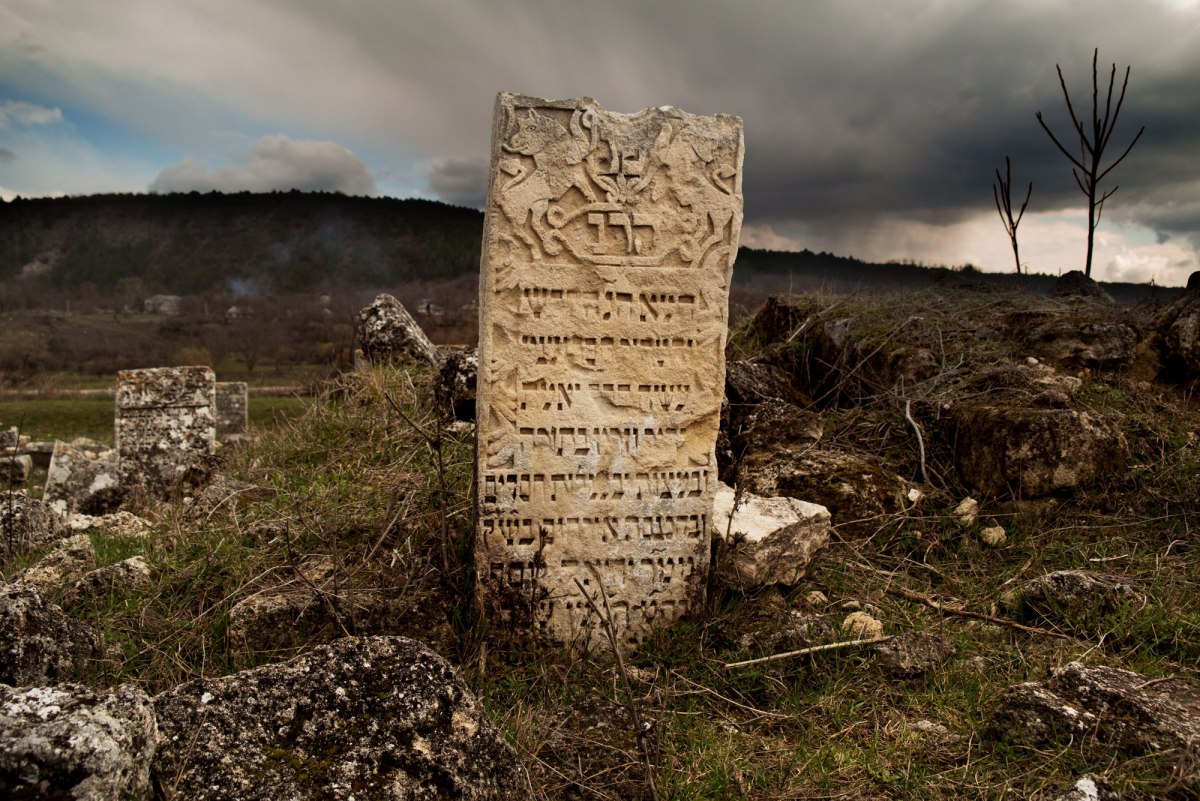 Vadul-Raşcov Jewish cemetery in March 2016