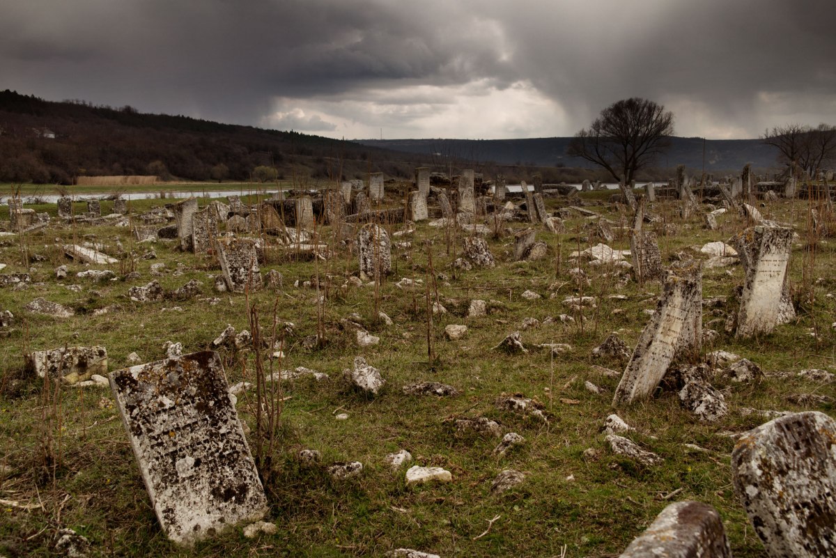 Vadul-Raşcov Jewish cemetery in March 2016