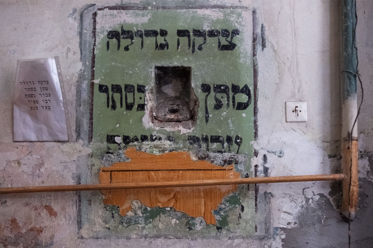 Inside Jakob Glanzer Shul