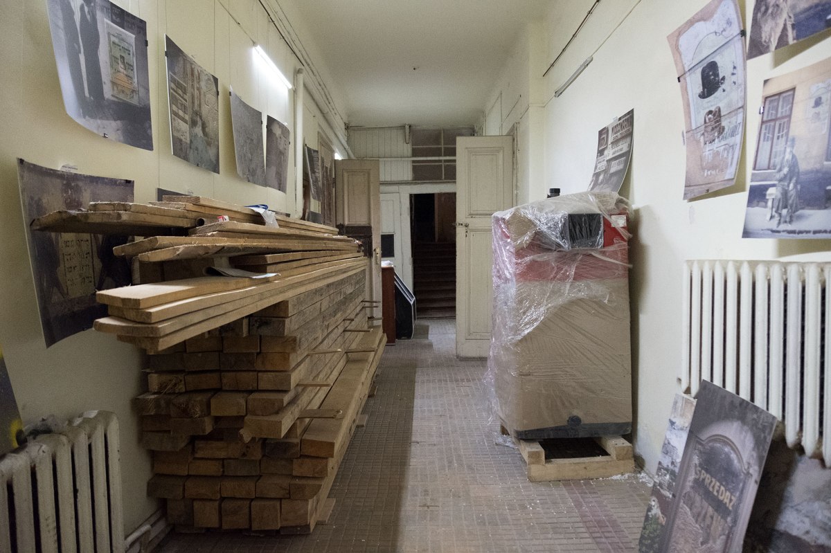 Inside Jakob Glanzer Shul