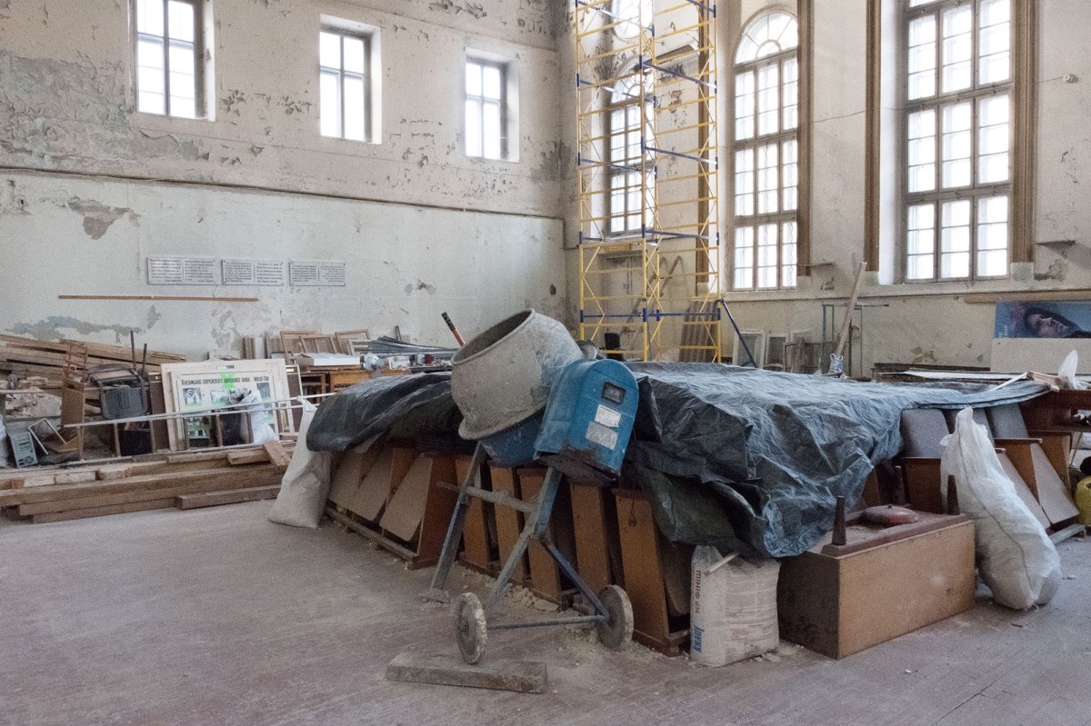 Inside Jakob Glanzer Shul