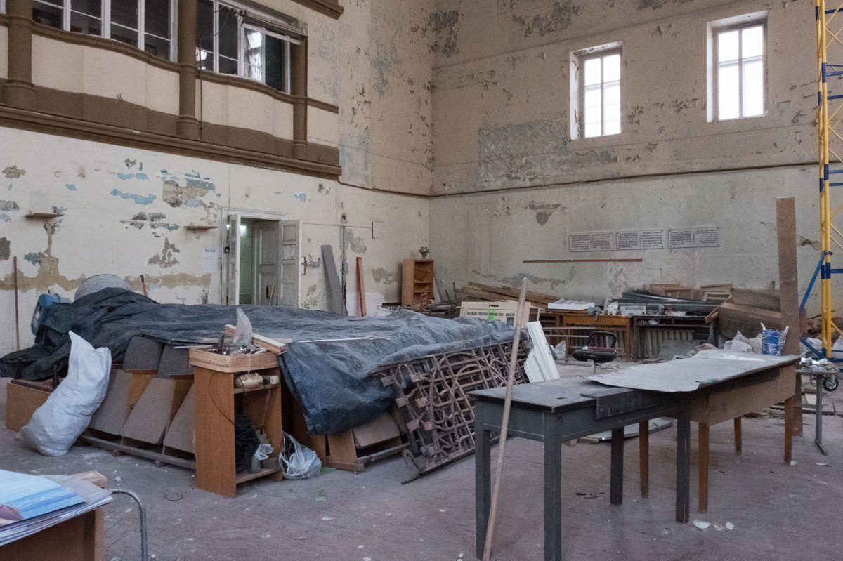 Inside Jakob Glanzer Shul