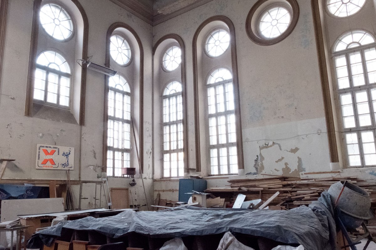 Inside Jakob Glanzer Shul