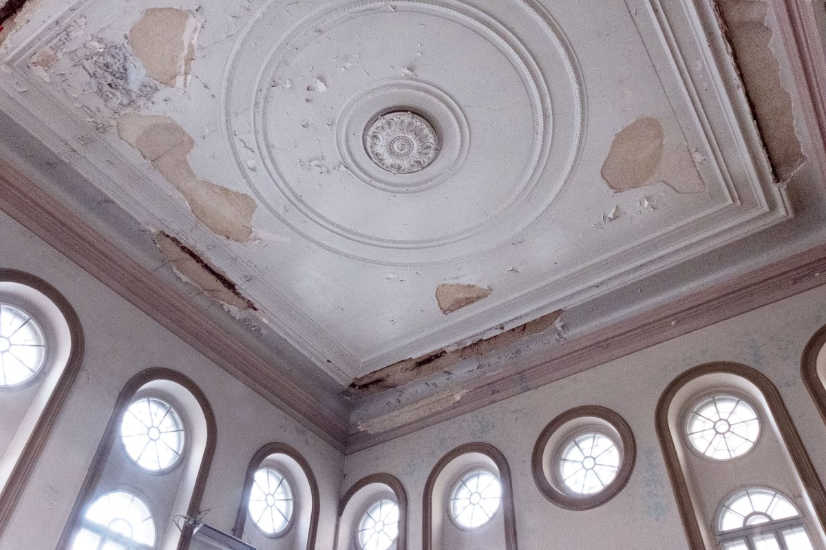 Inside Jakob Glanzer Shul