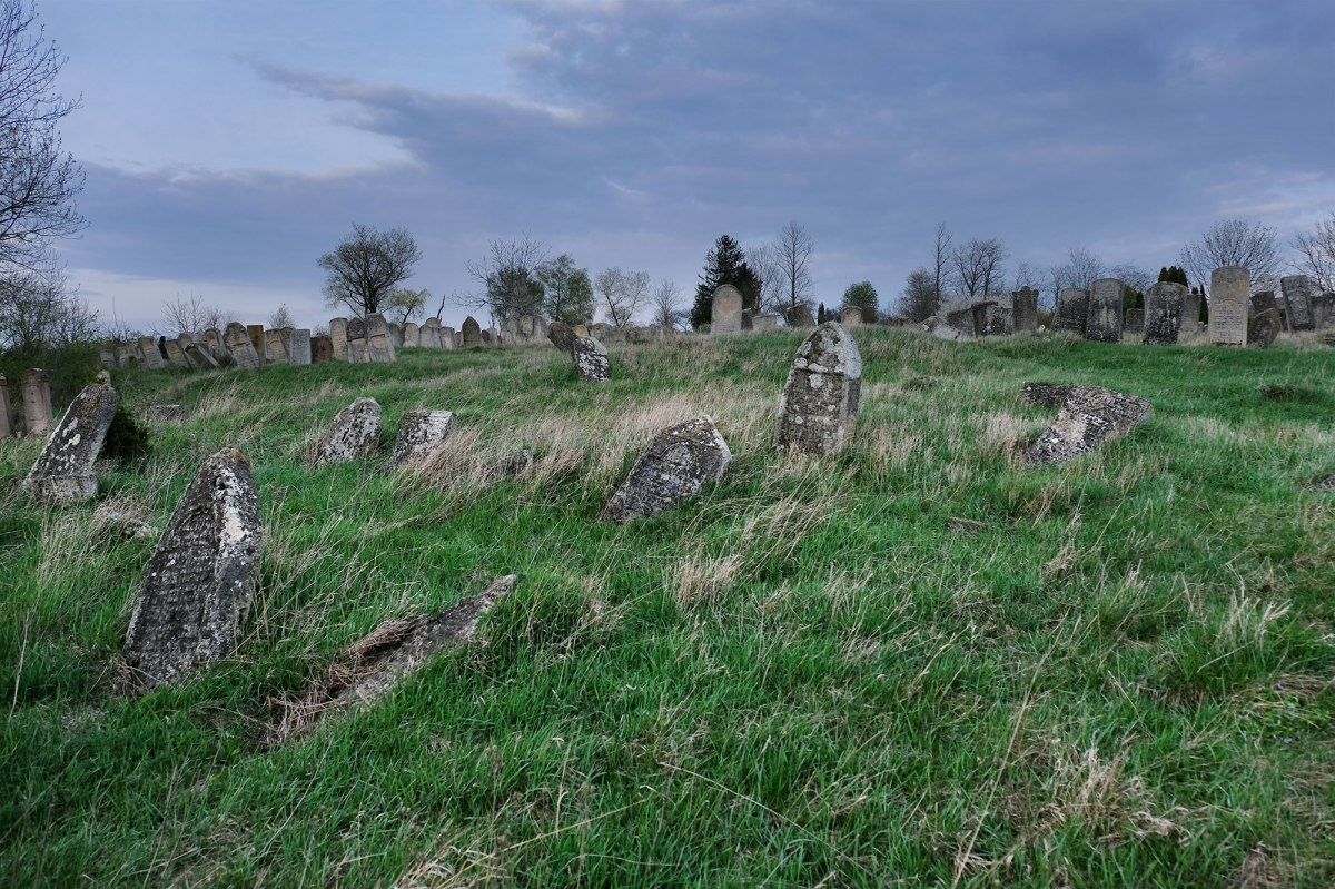 Tovste Jewish cemetery