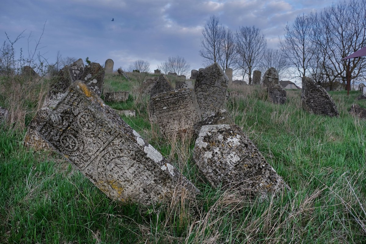 Tovste Jewish cemetery
