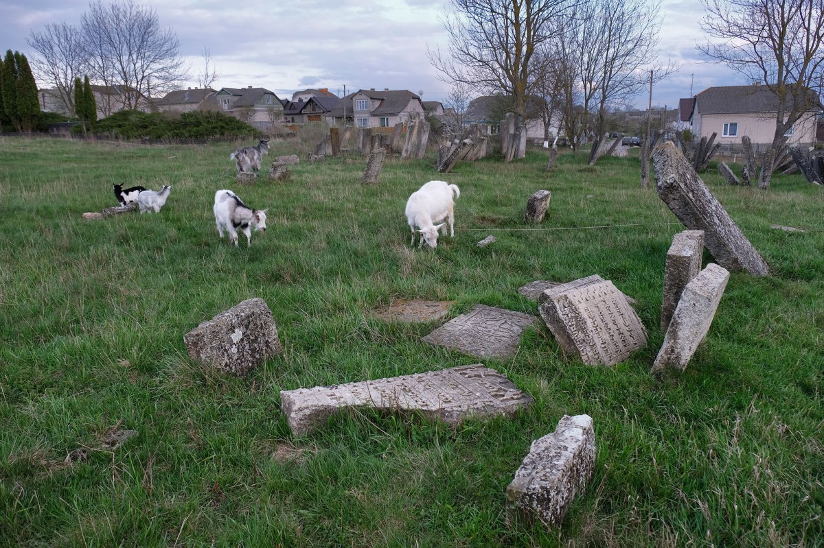 Tovste Jewish cemetery