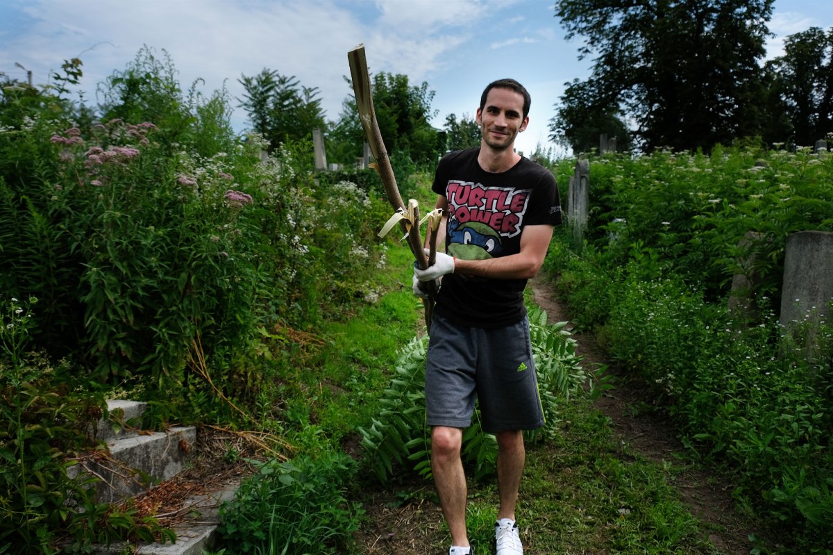 Cemetery clean-up in Chernivtsi (Czernowitz)