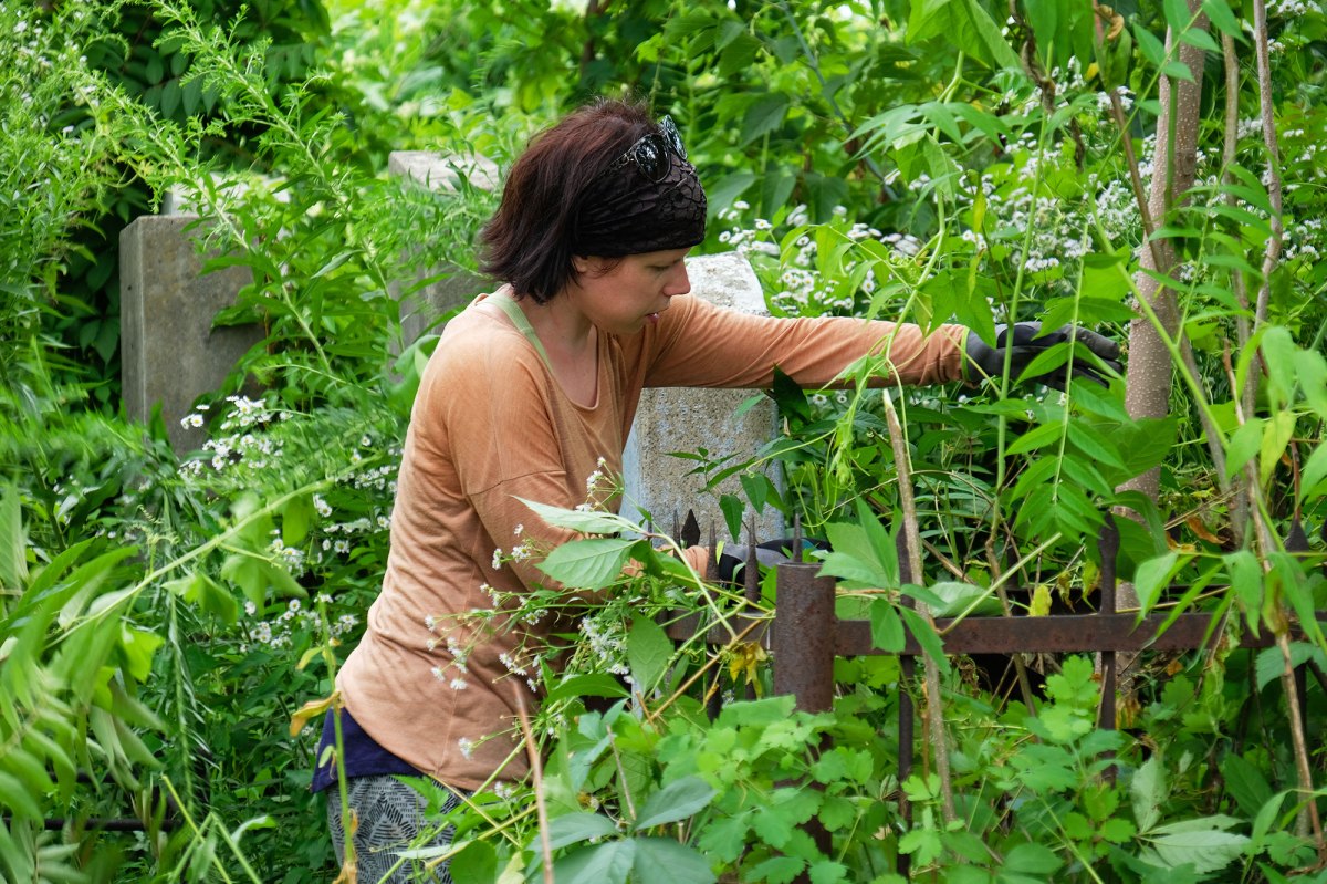 Cemetery clean-up in Chernivtsi (Czernowitz)