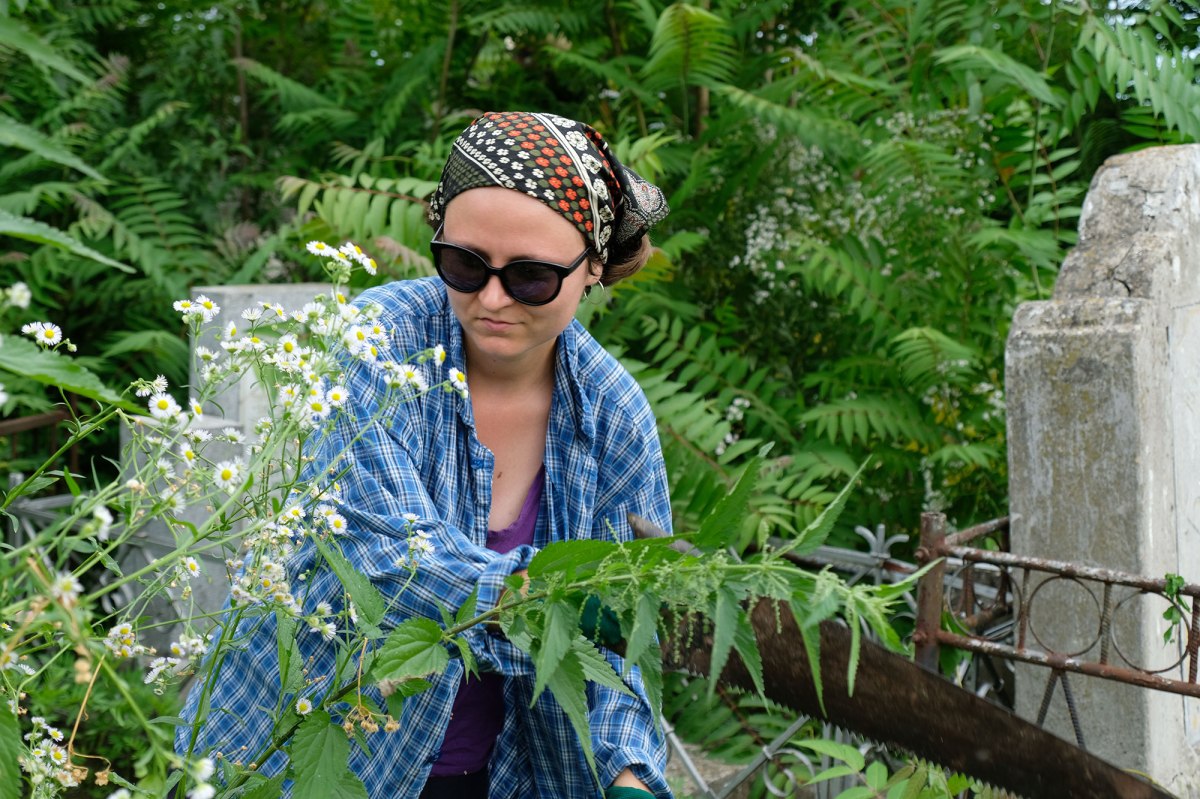 Cemetery clean-up in Chernivtsi (Czernowitz)