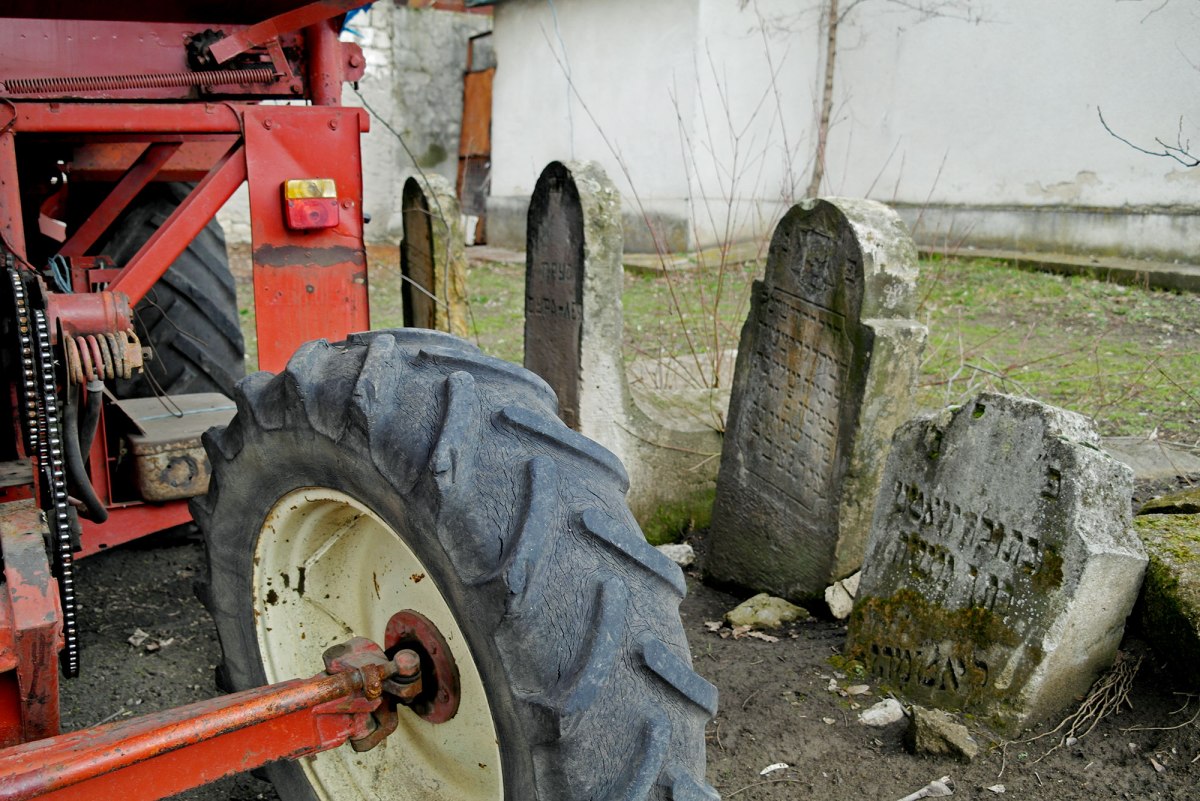 Alexandreni Jewish cemetery, Moldova