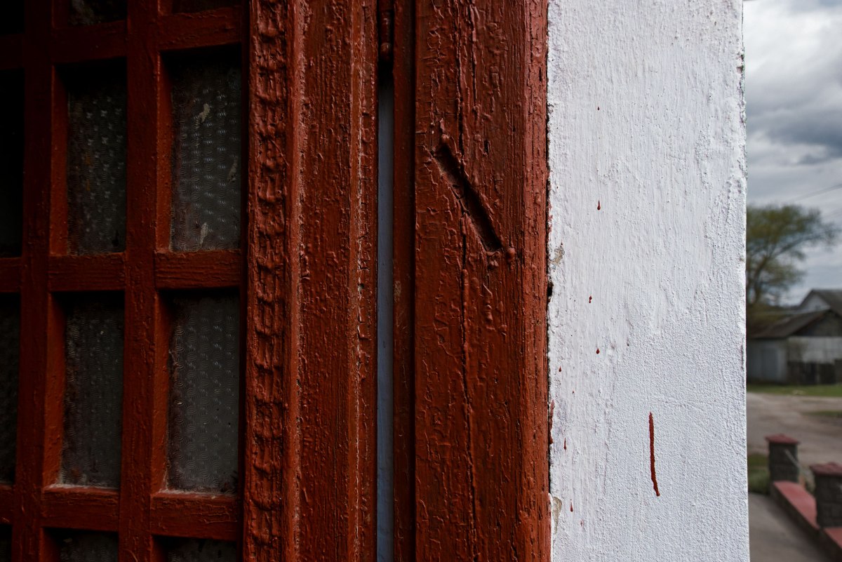 Trace of a mezuzah in Pidhaitsi, Ukraine