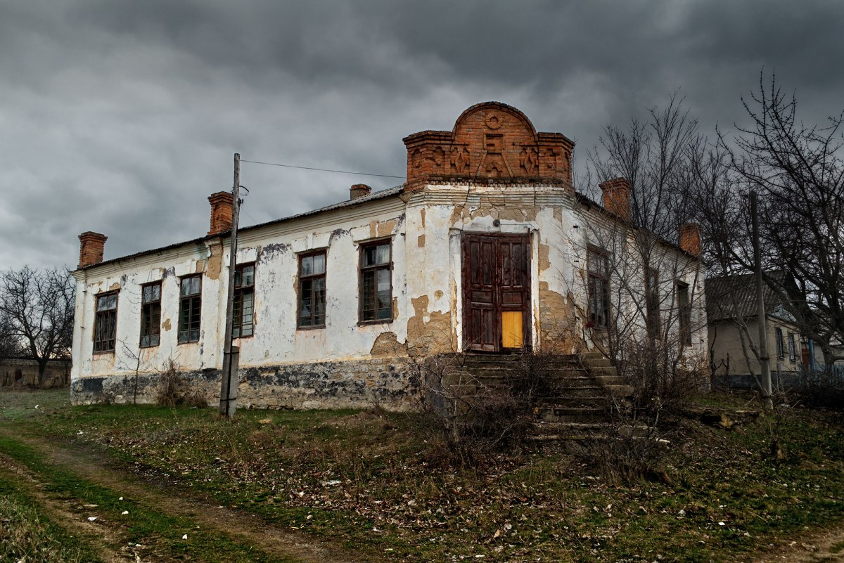 Former Jewish shop in Tirgul Vertiujeni, Moldova