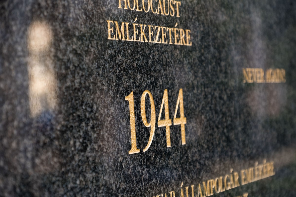 Memorial in the court yard of Dohány Street Synagogue