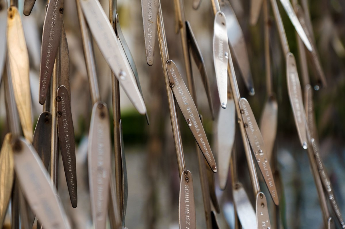 Memorial in the court yard of Dohány Street Synagogue