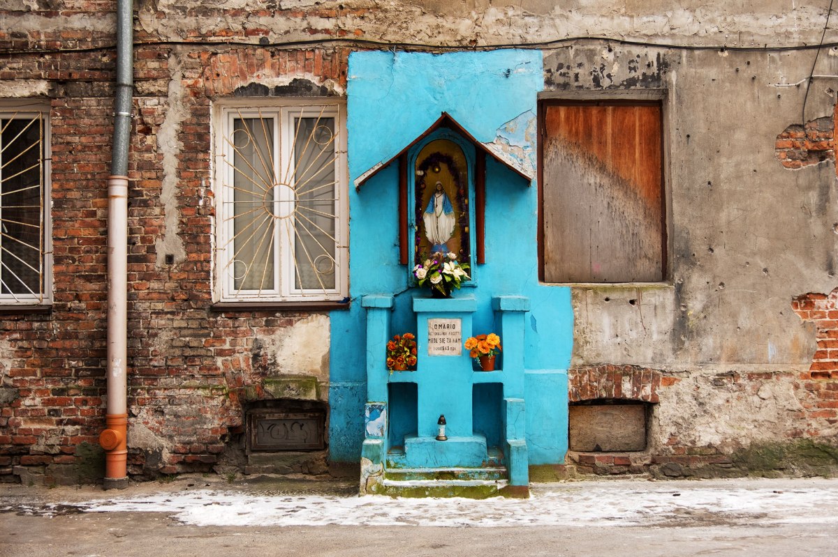 Mary in a backyard in Praga