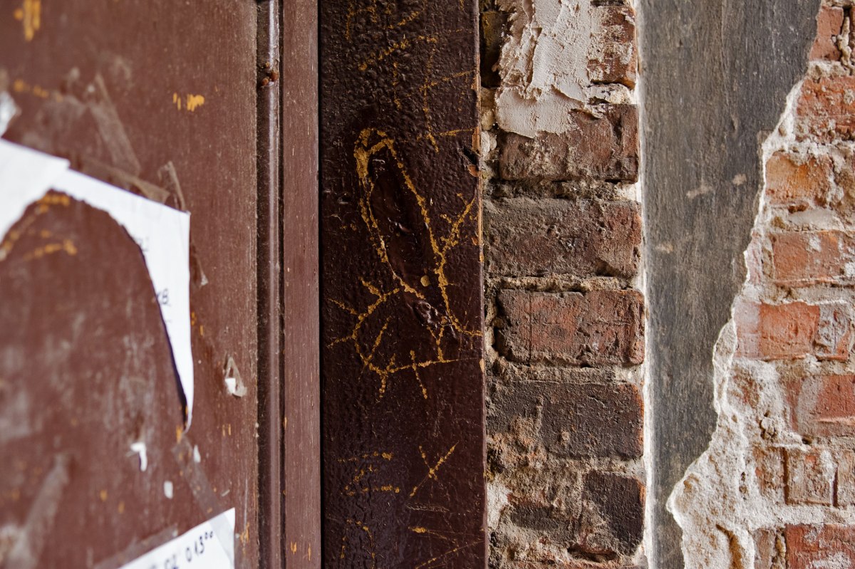 Trace of a mezuzah in Praga