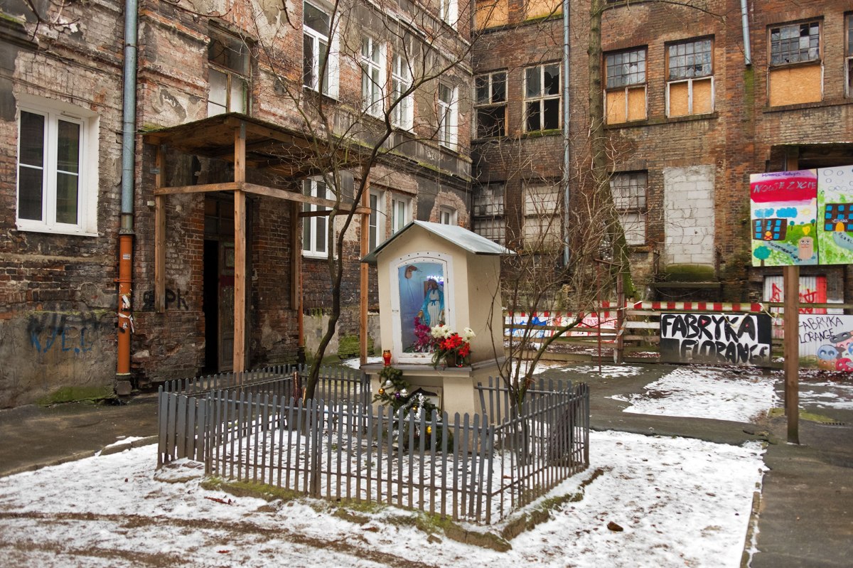 Mary in a backyard in Praga