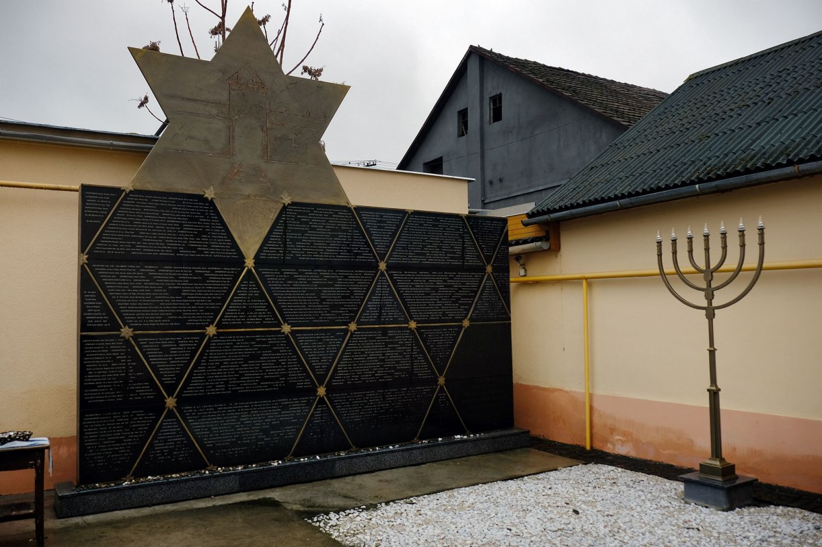 Berehove - active synagogue