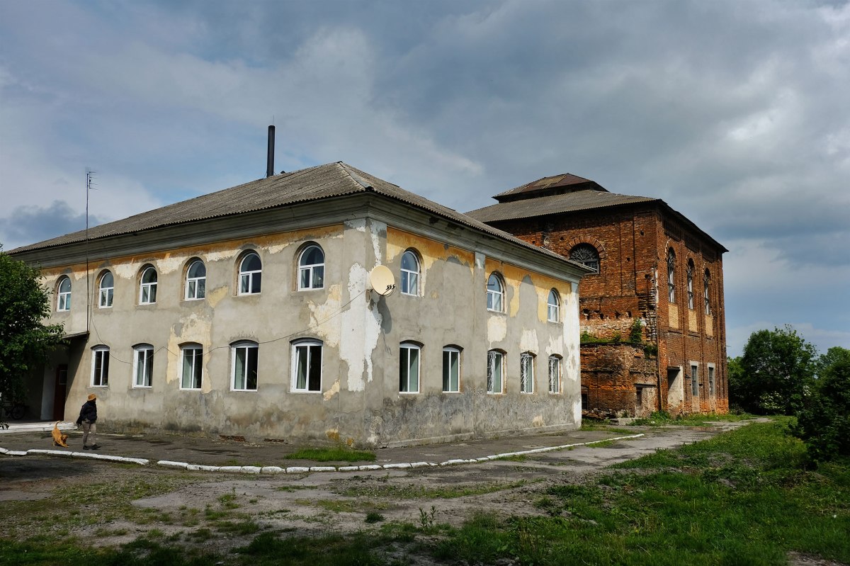 Uhniv - beit midrash and synagogue