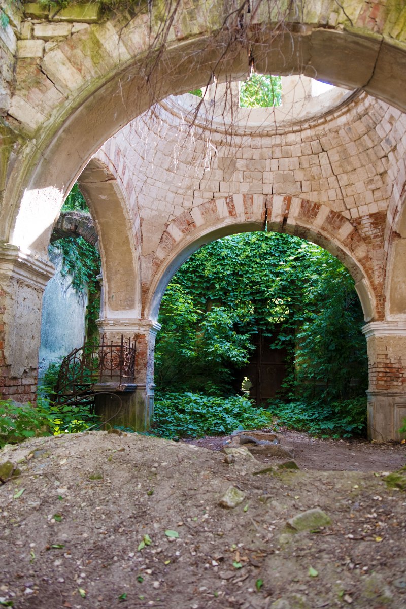 Chişinău Jewish cemetery - ruined mortuary
