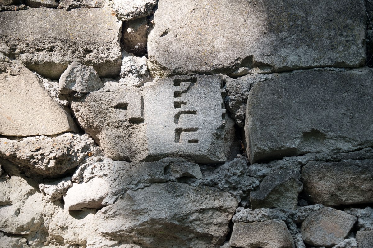 Chişinău Jewish cemetery - wall made of tombstone fragments