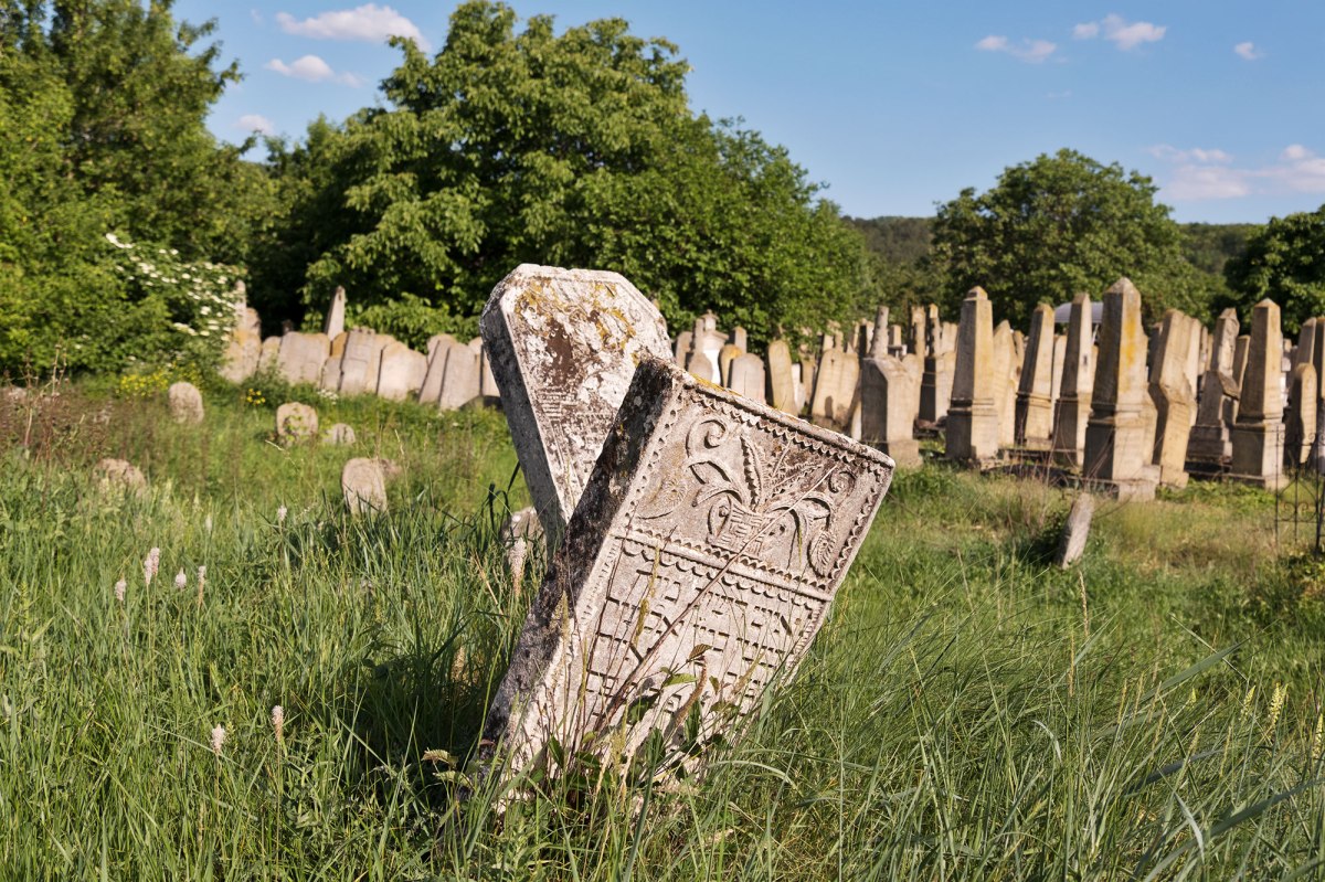 Otaci Jewish cemetery