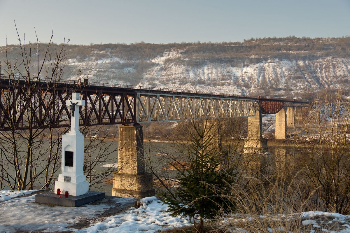 Zalishchyky - Dniester canyon near the Jewish cemetery