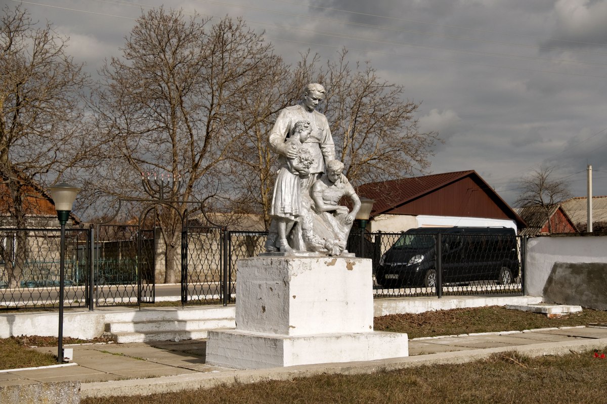 Dubăsari mass killing site - Soviet memorial