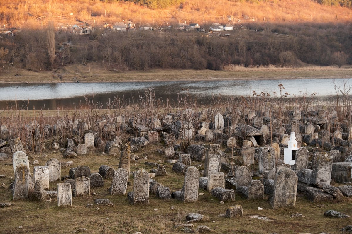 Vadul Raşcov Jewish cemetery