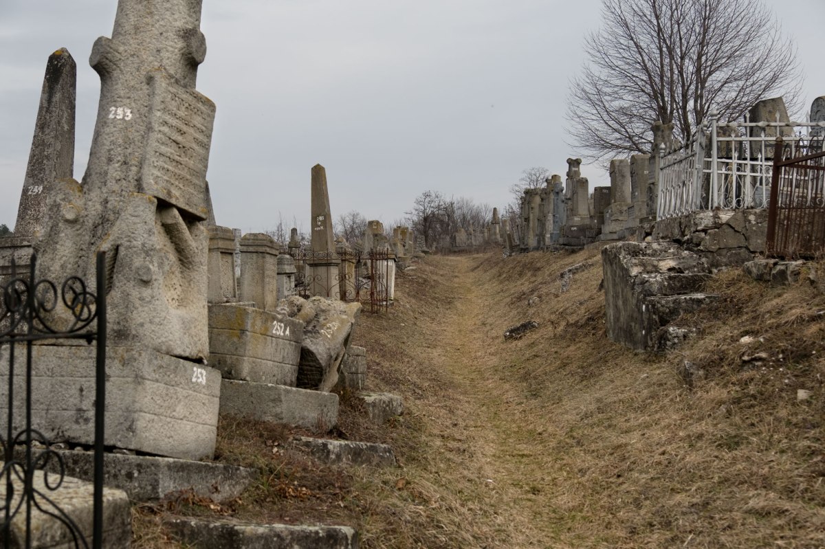 Mohyliv-Podilsky Jewish cemetery