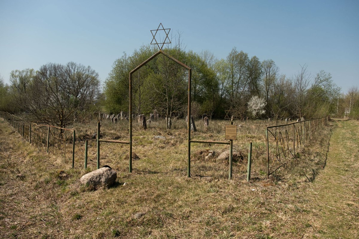 Lunno Jewish cemetery