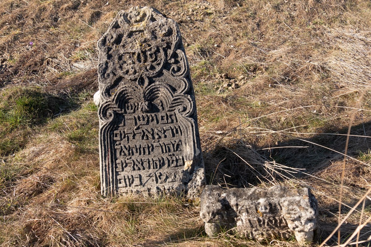 Yabluniv Jewish cemetery