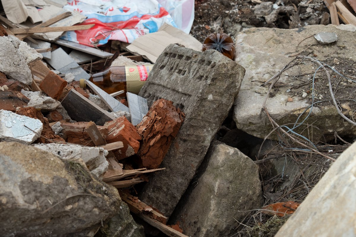 Zolotyi-Potik - tombstone fragments next to the palace