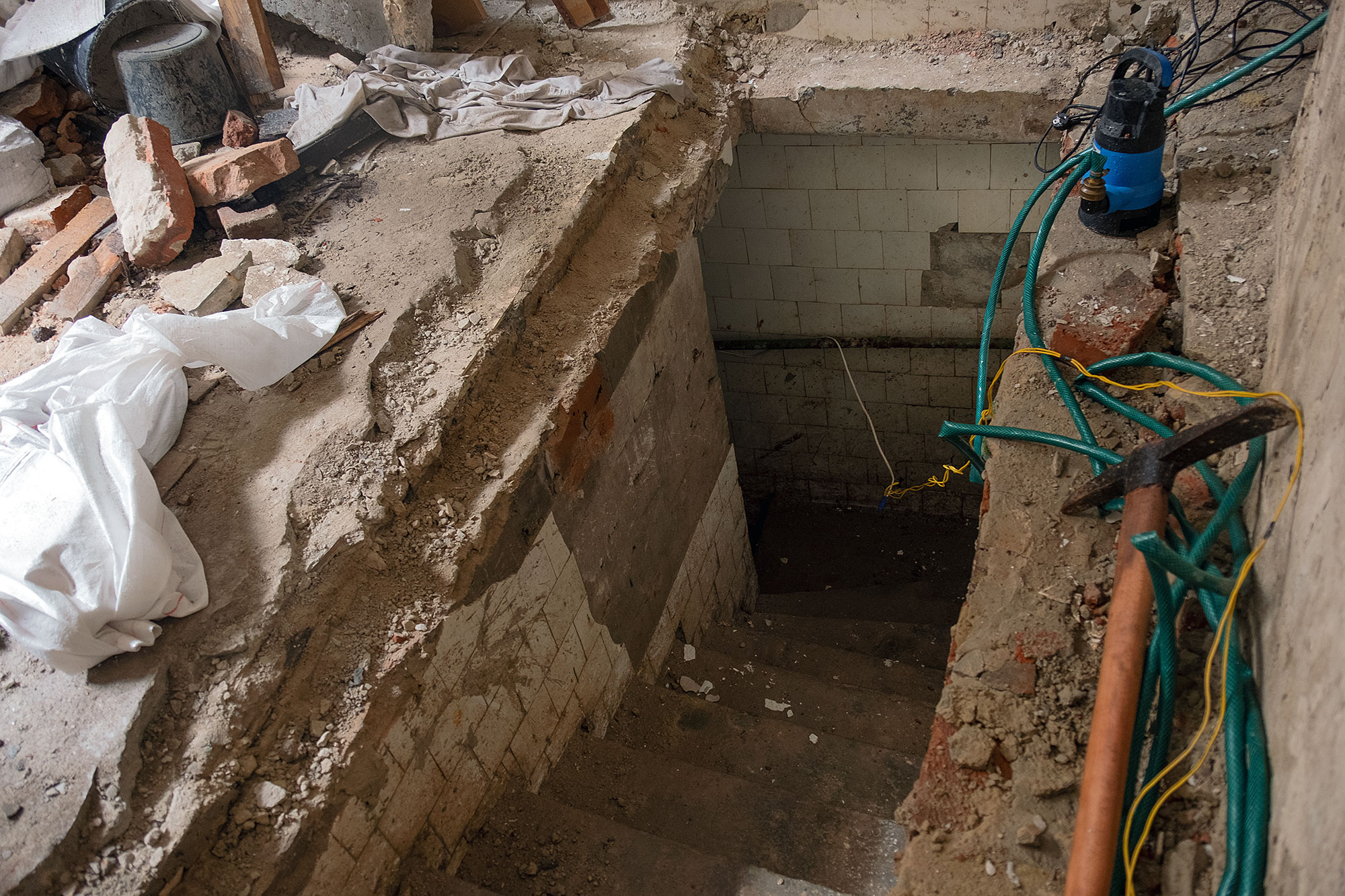 Lviv - Mikva in the Jakub Glanzer Shul