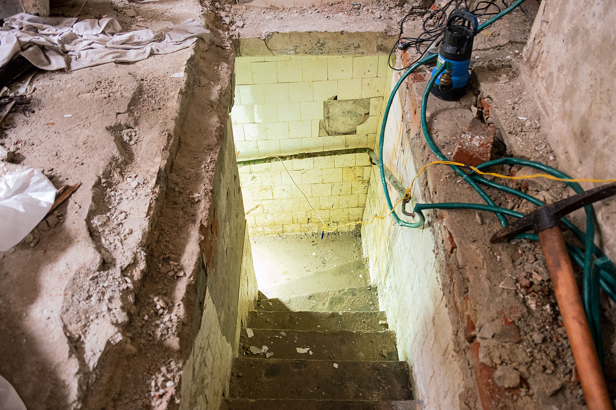 Lviv - Mikva in the Jakub Glanzer Shul