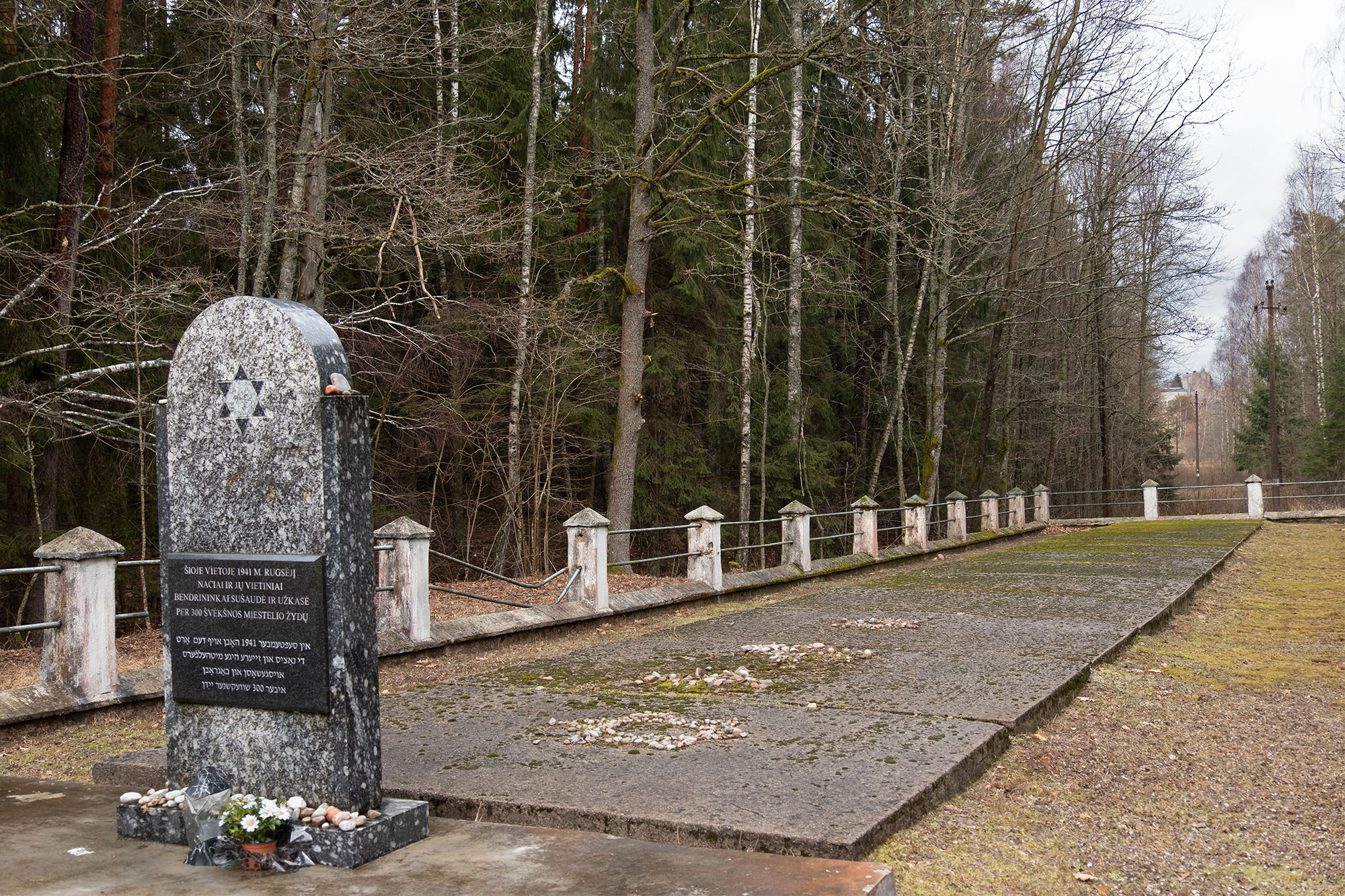 Švėkšna - massgrave and Holocaust memorial