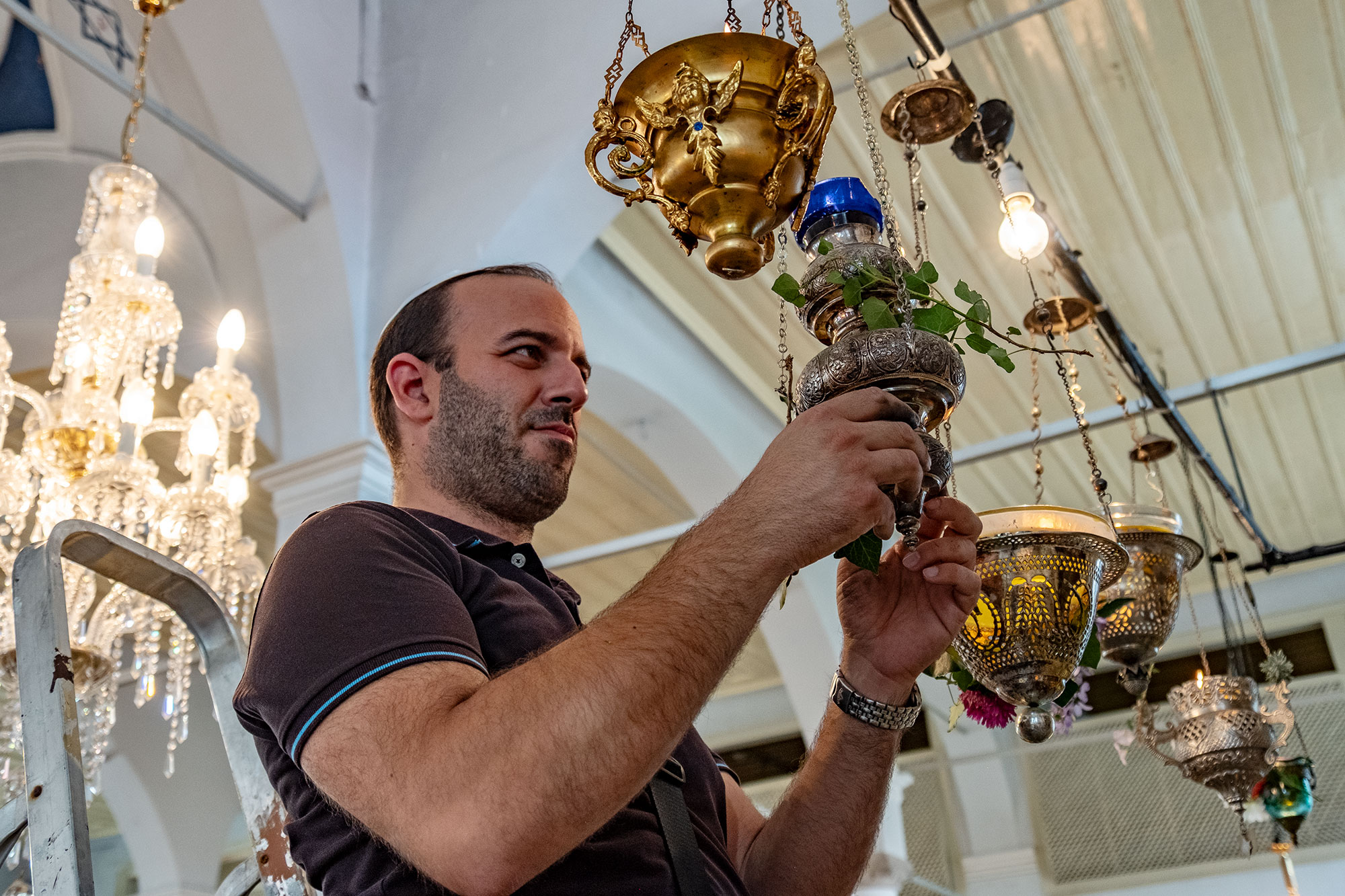 Ioannina - lighting the oil lamps on the eve of Yom Kippur